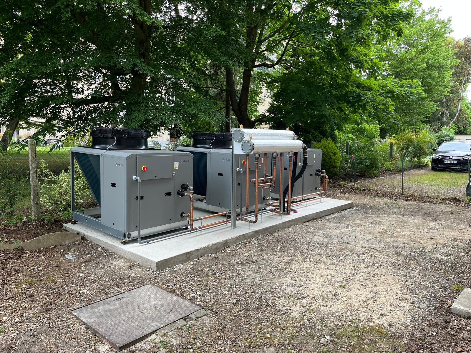 Unités extérieures de pompe à chaleur installées par OTénergie pour le chauffage d’un bâtiment