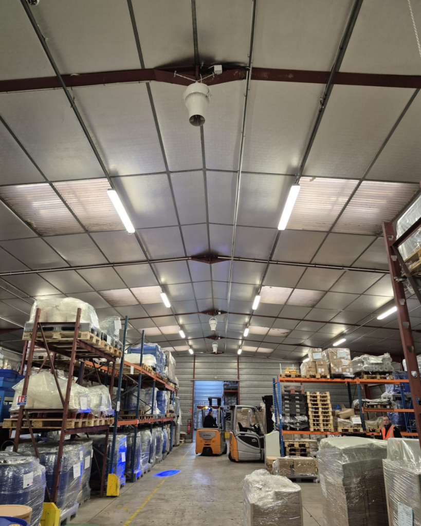 Installation de destratificateurs d’air par OTénergie pour le groupe pharmaceutique PHARMA Développement sur un site industriel afin d’améliorer le confort thermique et réduire les pertes énergétiques