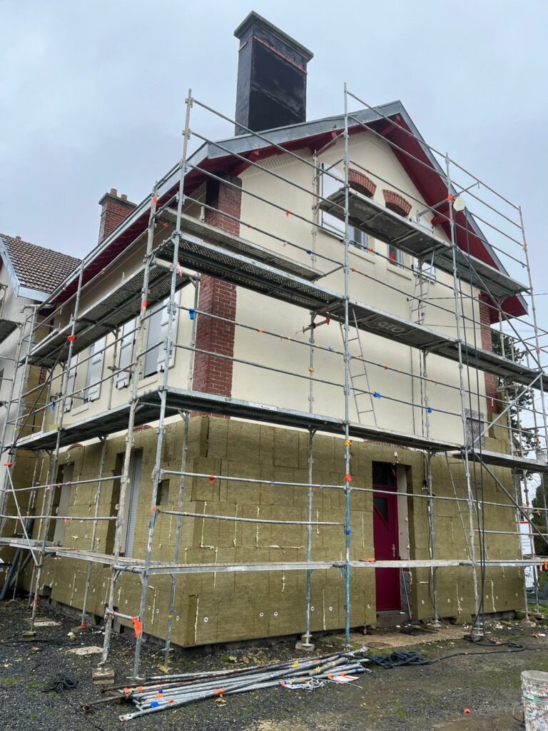 Avancement d’un chantier de rénovation énergétique avec isolation thermique extérieure et enduit en cours réalisé par OTénergie