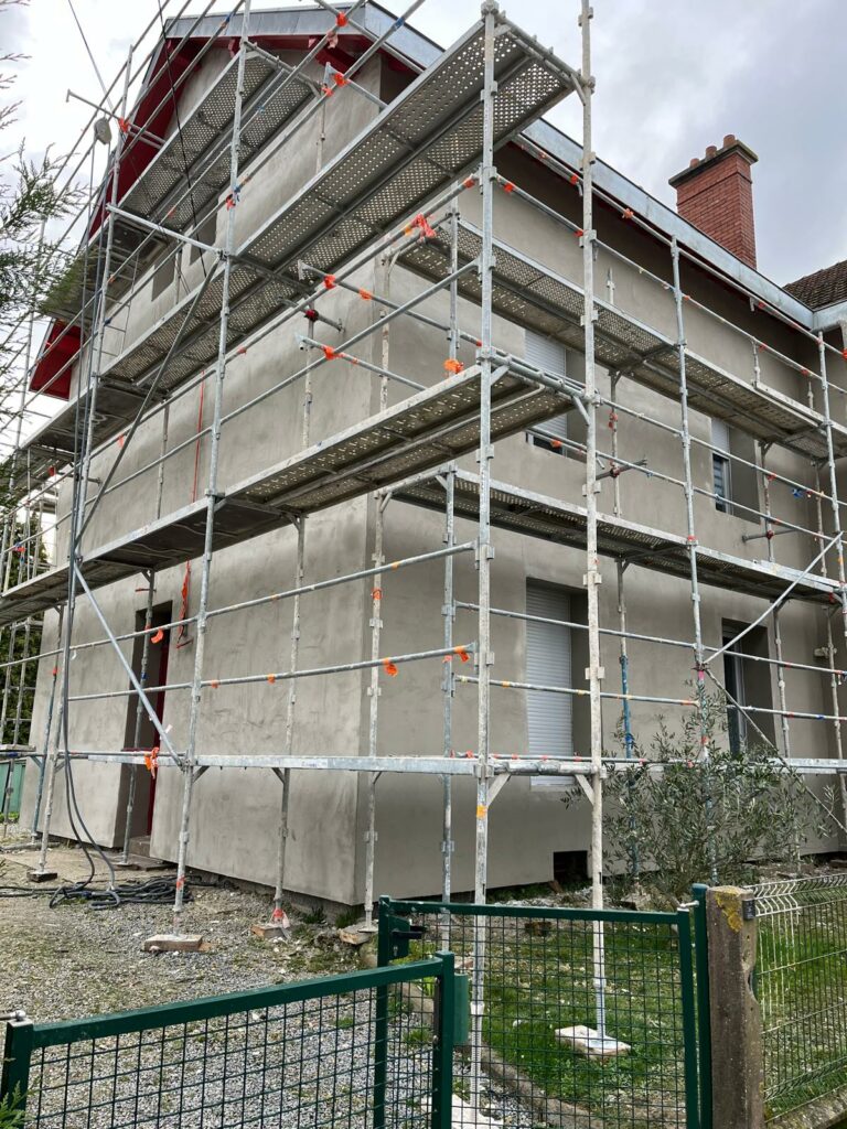 Vue en angle d’une maison individuelle en rénovation énergétique avec échafaudage réalisée par OTénergie
