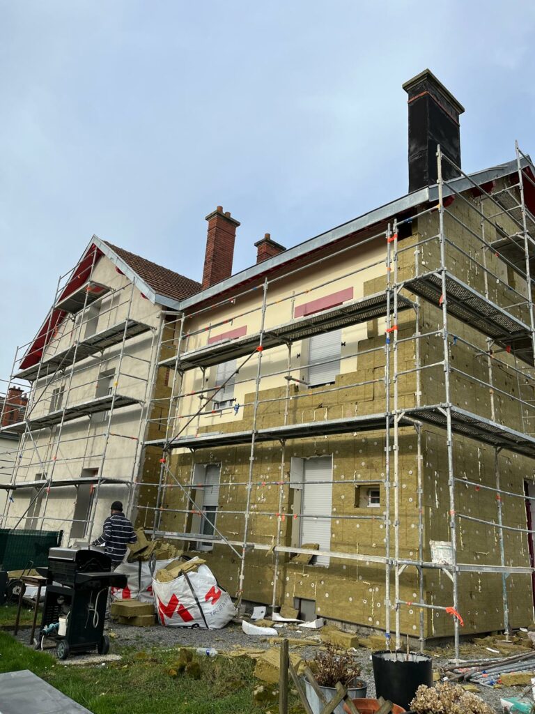 Chantier de rénovation énergétique avec isolation thermique extérieure en cours sur maison individuelle réalisé par OTénergie