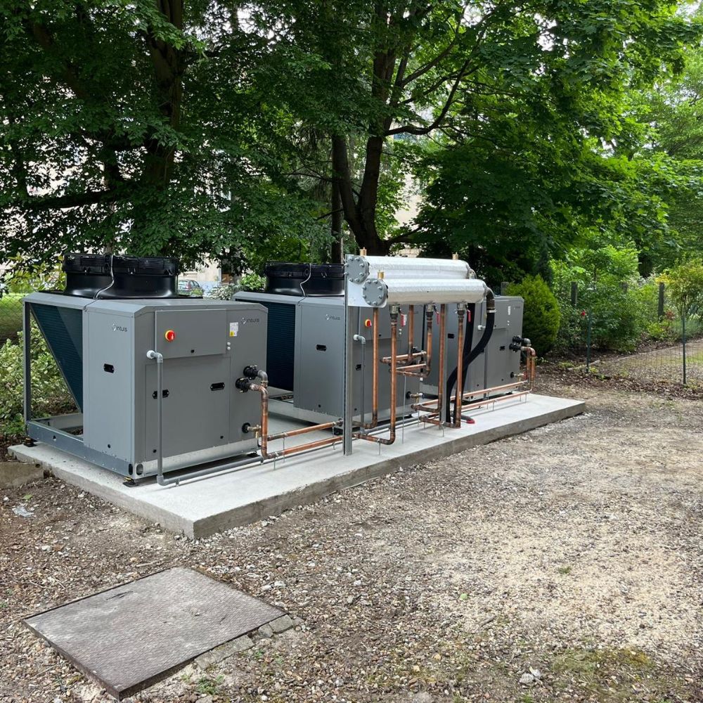 Unités extérieures de pompe à chaleur installées par OTénergie pour le chauffage d’un bâtiment